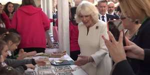 Carlo e Camilla in piazza a Ravenna con Mattarella.