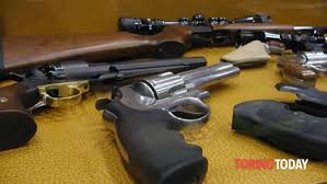 Como, fermati due giovani con armi illegali: denunciati e colpiti da Daspo urbano