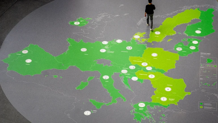 Tasse sul reddito in Europa: dove si paga di più e di meno, in Italia aliquota più alta per i single
