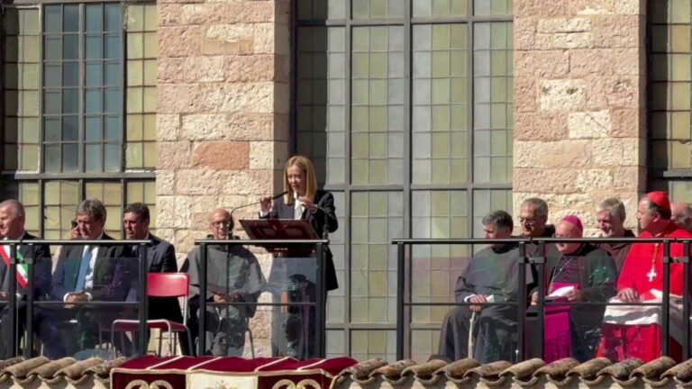 Assisi, Meloni contestata: “San Francesco insegnava il rispetto e l’ascolto degli altri”