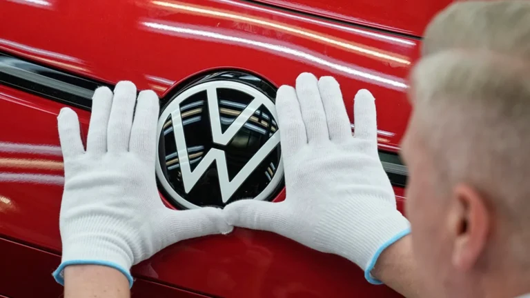 Mercato auto, elettriche e ibride in crescita mentre crollano benzina e diesel