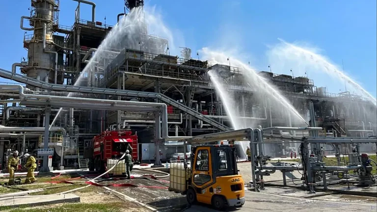 Gli attacchi dell’Ucraina hanno ridotto del 20% la capacità di raffinazione del petrolio russo