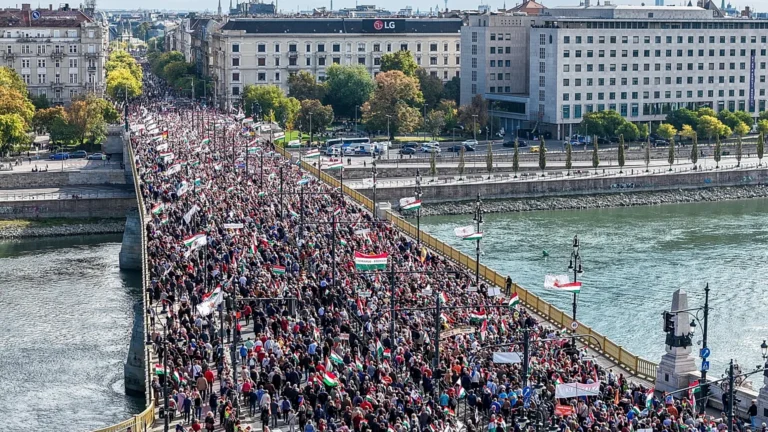 Ungheria, migliaia in piazza a Budapest con i rivali Orbán e Magyar a sei mesi dalle elezioni