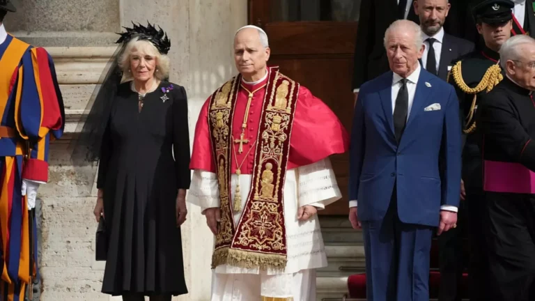 Re Carlo incontra Papa Leone XIV in Vaticano: pregano insieme per la prima volta in 500 anni