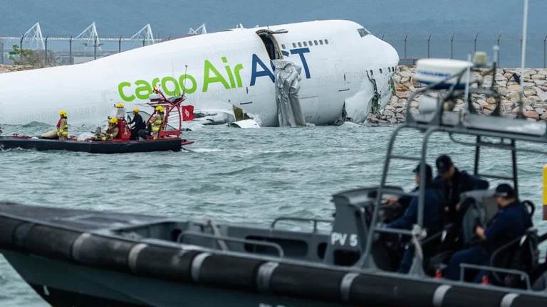 Cina, aereo cargo esce dalla pista e si schianta in mare all’aeroporto di Hong Kong: due morti