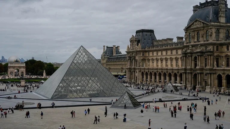 Francia: rapina al museo Louvre, rubati gioielli di Napoleone