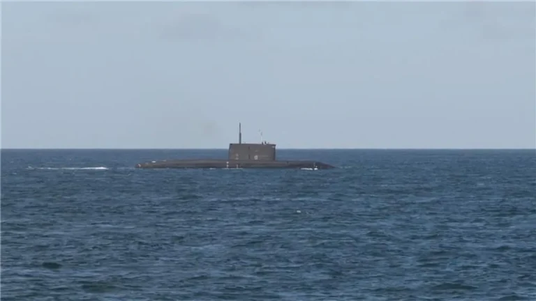 Il leader della Nato Mark Rutte deride la Russia per il sottomarino malfunzionante emerso nel Canale della Manica