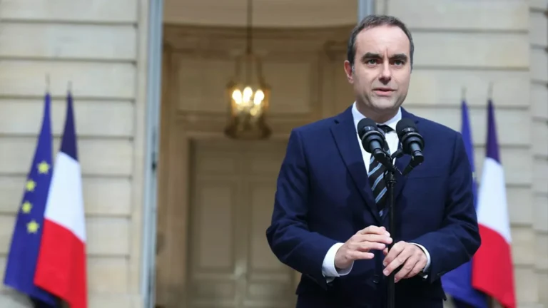 Il primo ministro francese Sébastien Lecornu si dimette a poche settimane dalla nomina