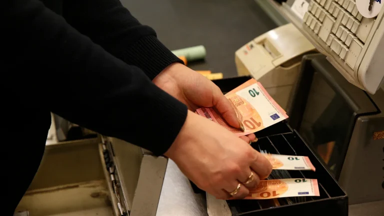 Quali Paesi in Ue usano più contanti? E per che tipo di transazioni?