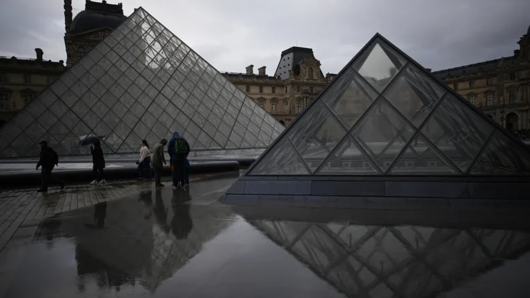 Furto al Louvre: arrestati cinque nuovi sospetti, ancora nessuna traccia dei gioielli