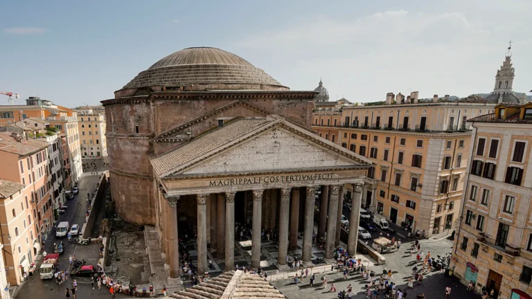 Roma: turista giapponese precipita dal parapetto del Pantheon e muore