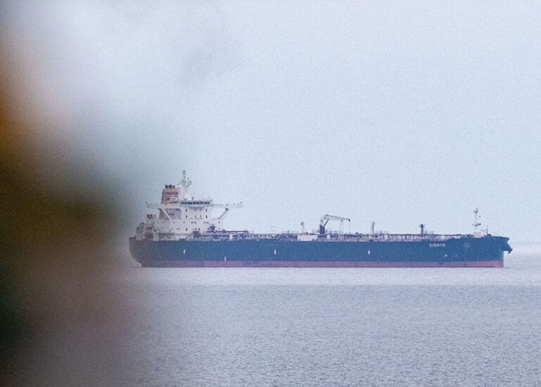 La flotta ombra russa lancia droni contro l’Europa: l’allarme dei servizi segreti UE