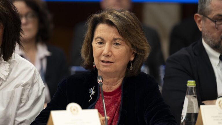 Roccella e le ‘gite’ ad Auschwitz: “Servono a dire che l’antisemitismo appartiene solo al fascismo”