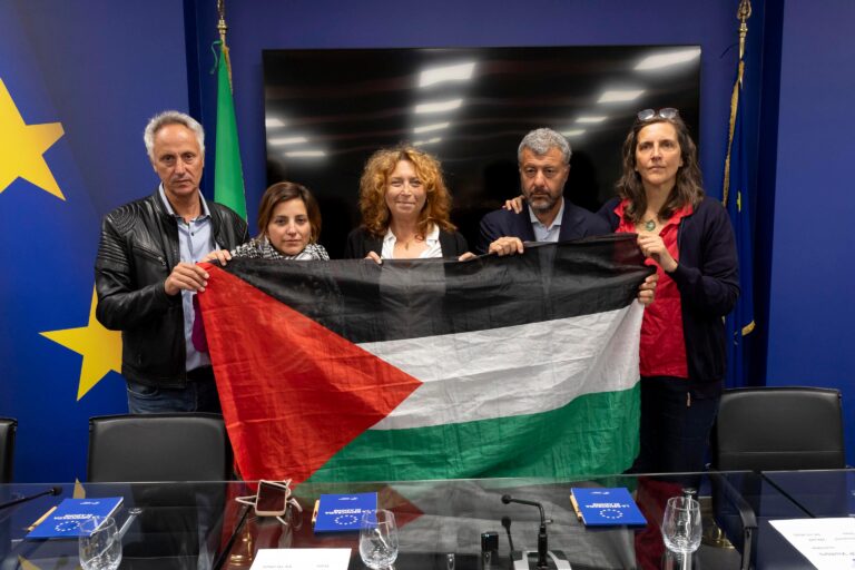 Parlamentari italiani che erano a bordo della Flotilla: “Rilasciare subito i connazionali”