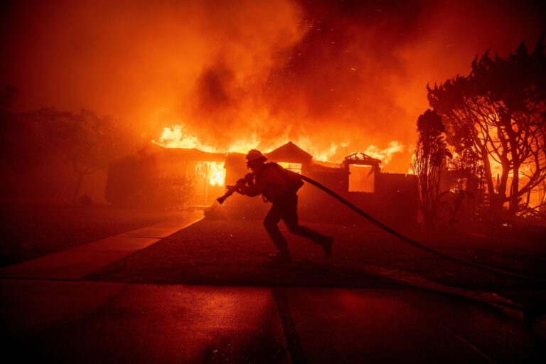 In fiamme una raffineria vicino a Los Angeles: le immagini aeree dell’incendio