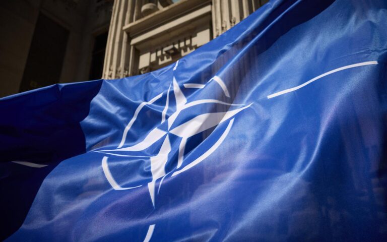 La NATO guida direttamente un’operazione di scorta a una nave da guerra russa nel Canale della Manica