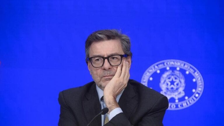 Manovra, Bankitalia e Istat: “Avvantaggia i ricchi”. Giorgetti: Tutela il ceto medio”