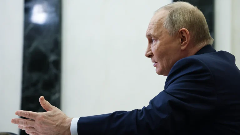 La Russia conferma di essere in contatto con il Venezuela: gli Usa dispiegano una portaerei