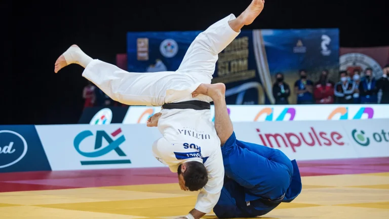 Judo, gli atleti russi tornano a gareggiare con bandiera e inno nazionale: protesta dell’Ucraina