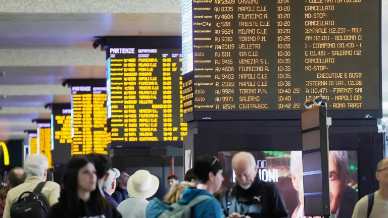 Sciopero generale in tutta Italia: a rischio treni, bus e aerei, protestano anche i giornalisti