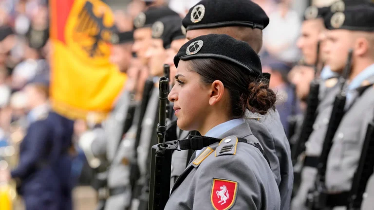 Sempre più donne in Germania si offrono volontarie per arruolarsi nell’esercito