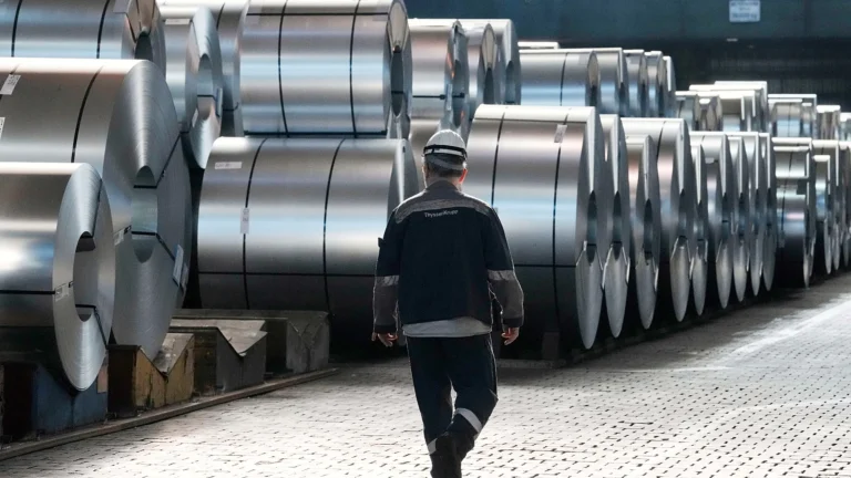 Merz tiene vertice sull’acciaio con produttori e sindacati per uscire dalla crisi in Germania e Ue