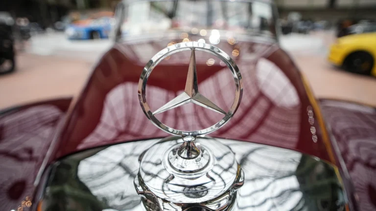 Mercedes: utili trimestrali crollano per debolezza del mercato cinese e dazi USA