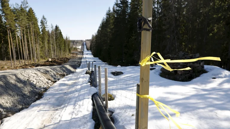 Finlandia, completata un’altra sezione della recinzione anti-immigrazione al confine con la Russia