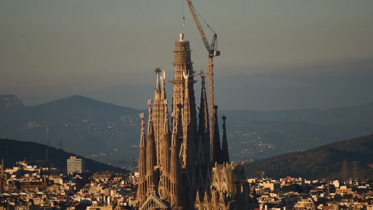 Barcellona, la Sagrada Família diventa la chiesa più alta del mondo