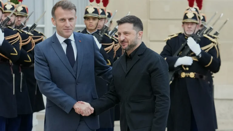 Guerra in Ucraina: lunedì Zelensky sarà a Parigi da Macron