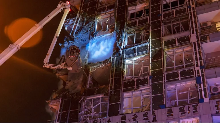 Russia, nuovi attacchi notturni su Kiev e Sumy: almeno sei morti e diversi feriti nonostante i colloqui di pace