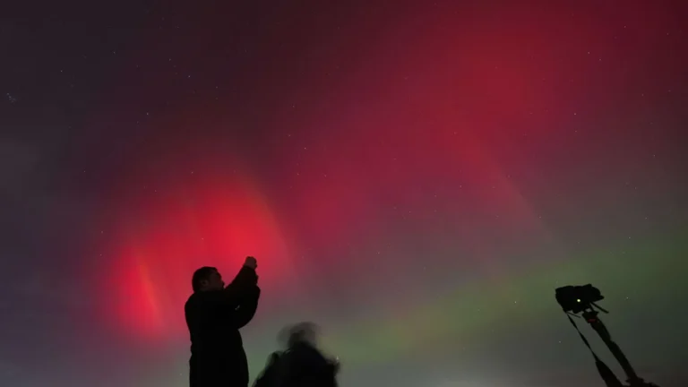 Aurora boreale in Italia, quando e come vederla nelle serate del 12 e 13 novembre