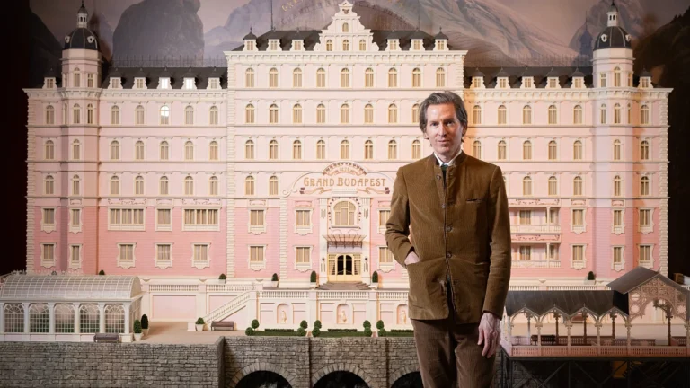 Wes Anderson a Londra: Grand Budapest Hotel e uno squalo meccanico nella nuova mostra