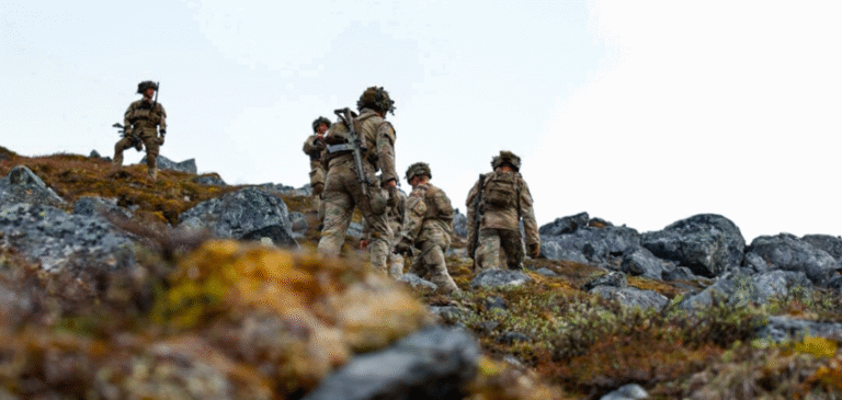 La nuova guerra fredda sul ghiaccio: la Danimarca rafforza la difesa artica contro Mosca