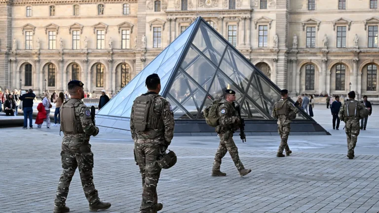 Furto al Louvre: indagati due nuovi sospetti, tre degli arrestati sono stati rilasciati