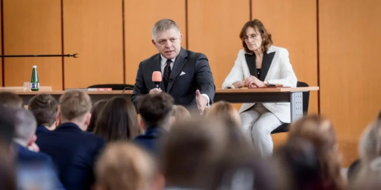 Fico parla la lingua di Mosca. Gli studenti rispondono: «Non abbiamo paura».