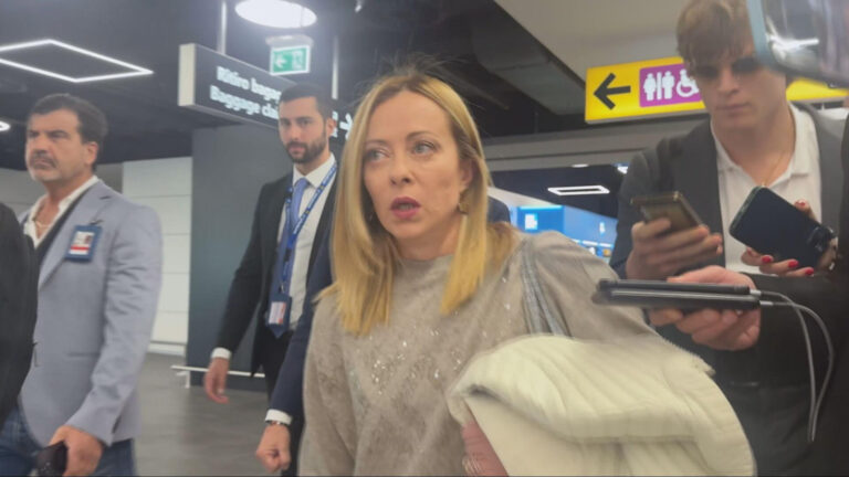 Meloni pronta al confronto, ma solo se con Schlein c’è pure Conte