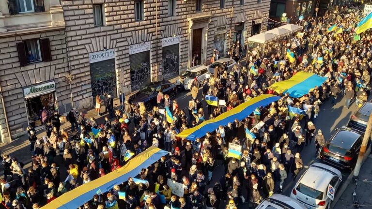 Scende in piazza a Roma la politica italiana più apertamente pro Kiev