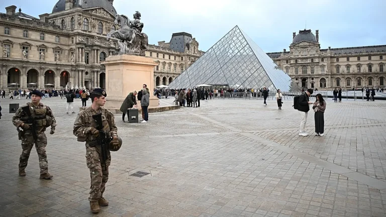 Francia, rapina al Louvre: lavoratori del museo annunciano sciopero per le condizioni di lavoro