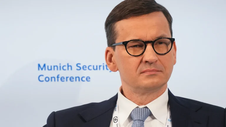 Polonia, accusati l’ex premier Morawiecki e due ex ministri: potrebbero essere giudicati dal Tribunale di Stato