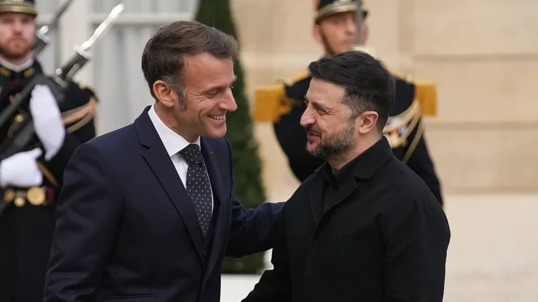 Guerra in Ucraina, Zelensky arriva a Parigi per i colloqui con Macron sulla pace con la Russia