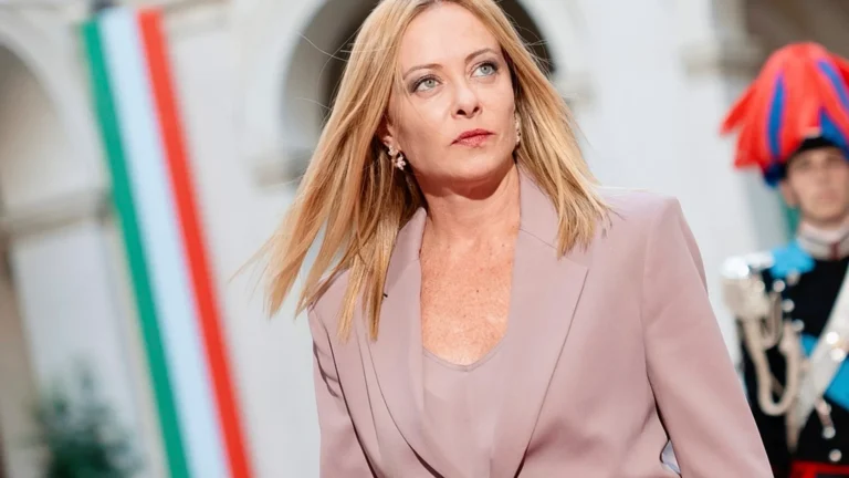 Meloni chiude Atreju e striglia l’Ue sulla Difesa, l’Ecr spinge per la “maggioranza Giorgia”