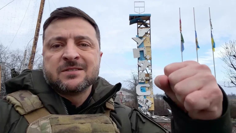 Zelensky posta un video da Kupyansk e smentisce Mosca: la città non è occupata