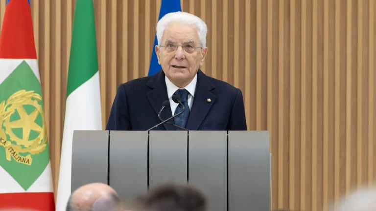 Mattarella: “La Russia ridefinisce con la forza gli equilibri e i confini in Europa”