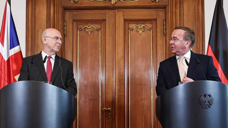 Berlino e Londra intensificano la cooperazione militare: 60 milioni di euro per nuove artiglierie