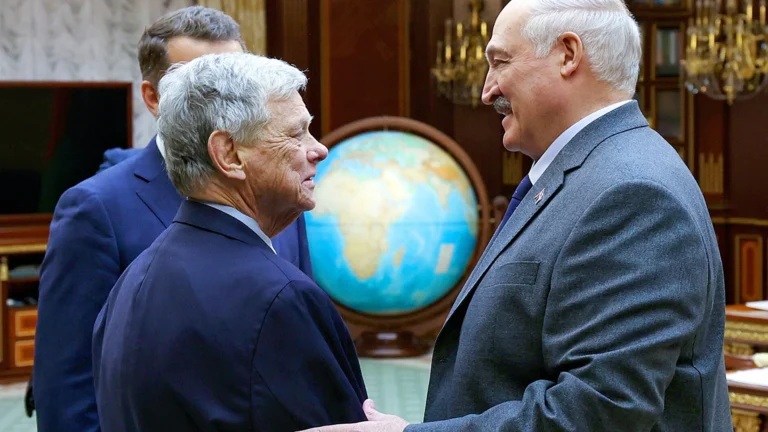 Gli Stati Uniti revocano le sanzioni sul potassio bielorusso, Lukashenko rilascia 123 prigionieri