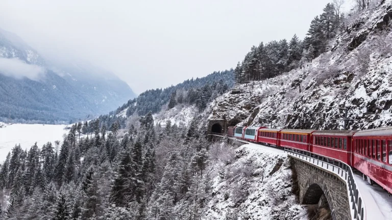 Treni di Natale imperdibili in Europa: dal Circolo Polare Artico alle piste innevate svizzere