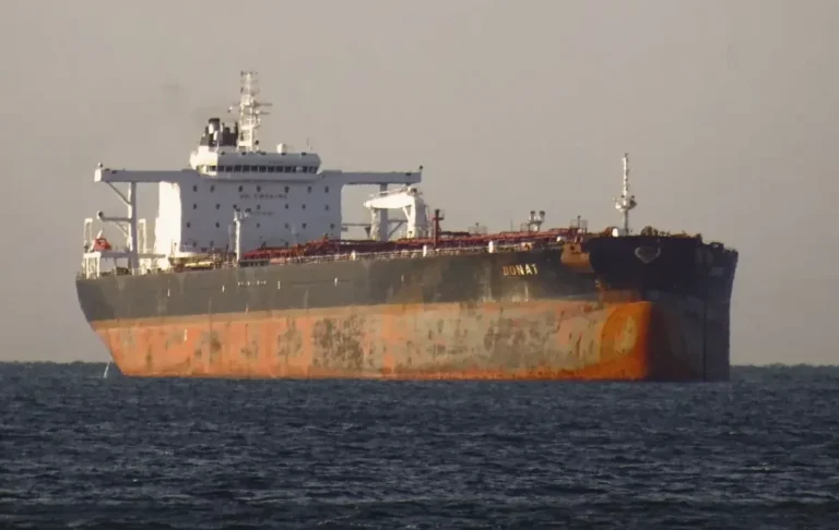 Droni ucraini colpiscono due petroliere del “flottante ombra”. Kiev: «Colpiamo la macchina economica della guerra russa»