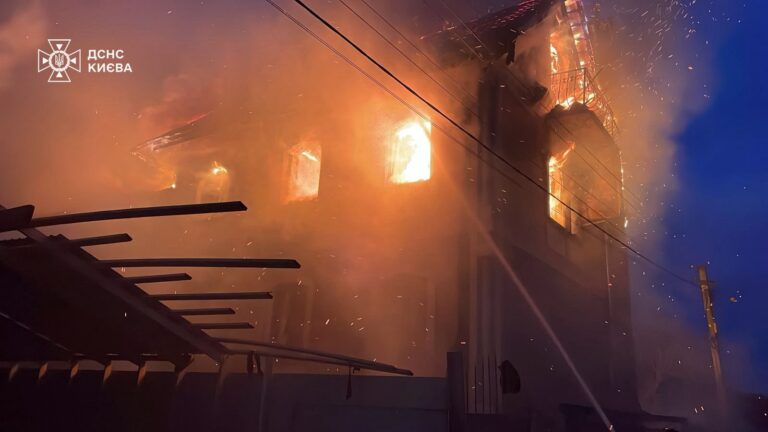 Attacco missilistico su Kiev: esplosioni e allerta nazionale per il decollo dei russi MiG-31K