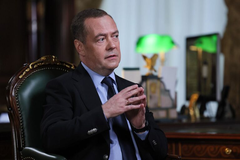 Medvedev minaccia l’Europa sugli attivi russi congelati. Ma la vera guerra del Cremlino è psicologica